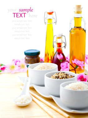 Porselen tabak pirinç pişmemiş sos ile