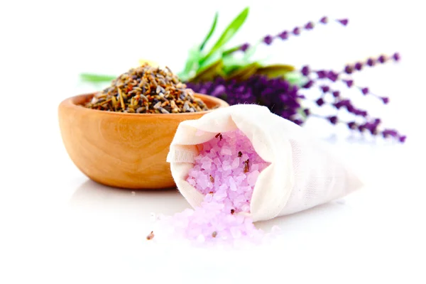 Lavanda y sal de baño, aisladas sobre fondo blanco — Foto de Stock