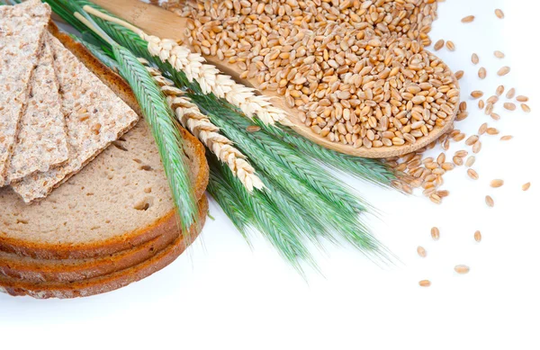 Kulaklar ve buğday tahıl, beyaz izole lezzetli pişmiş ekmek — Stok fotoğraf