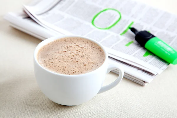 Morgenkaffee mit Zeitung — Stockfoto