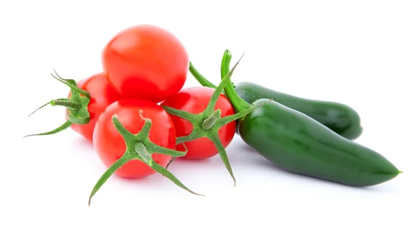 Jalapeno peper en tomaten, geïsoleerd op wit — Stockfoto