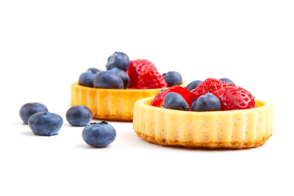 Bolo de frutas de sobremesa com morangos e mirtilos — Fotografia de Stock