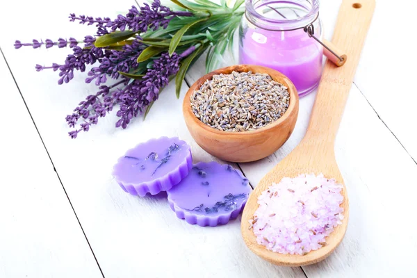 Sale da bagno alla lavanda, su fondo di legno — Foto Stock