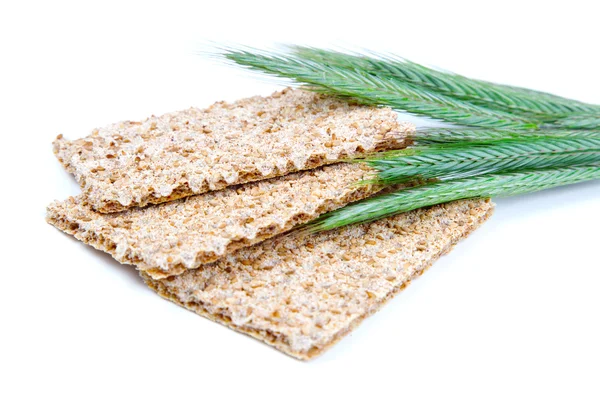 Pane croccante con spighe e chicchi di grano, isolato su un dorso bianco — Foto Stock