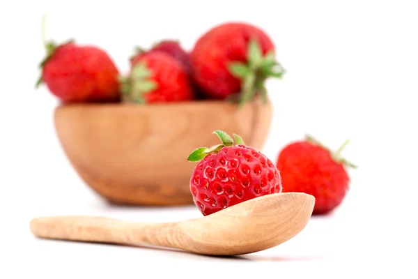 Frische Erdbeere, isoliert auf weißem Hintergrund. — Stockfoto