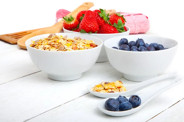 Fresh blueberry, strawberry and corn flakes in white porcelain b — Stock Photo, Image