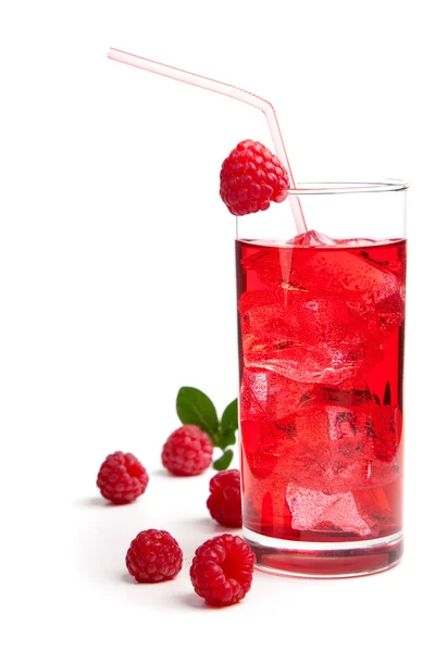 Ahududu buz ve berry, beyaz backgro izole kokteyl — Stok fotoğraf