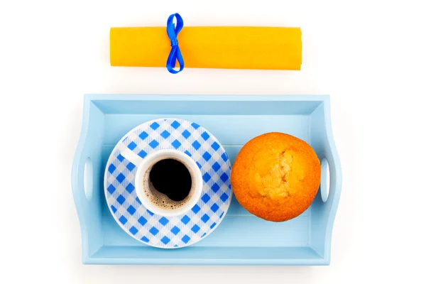 Muffin with coffee cup, in a tray for breakfast. isolated on whi — Stock Photo, Image