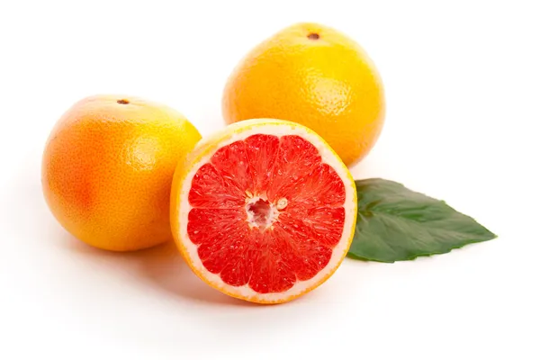 Rode grapefruits geïsoleerd op wit — Stockfoto