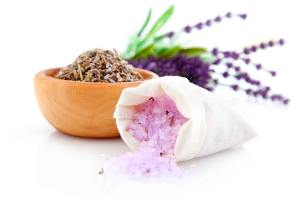 Herbes de lavande sèches et sel de bain isolé sur fond blanc — Photo