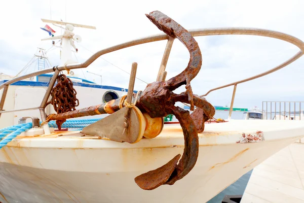 Gros plan de l'ancre métallique sur le bateau de pêche — Photo