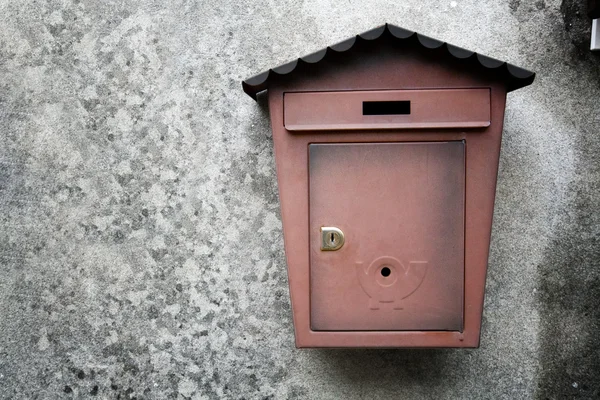 Caixas de correio metálicas no fundo da parede velha — Fotografia de Stock