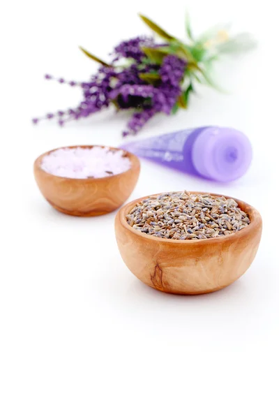 Herbes de lavande sèches et sel de bain isolé sur fond blanc — Photo