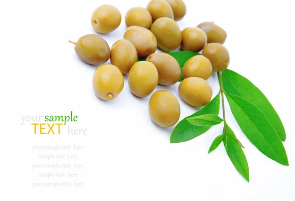 Olive verdi con foglie, isolate su bianco. con spazio per testo — Foto Stock
