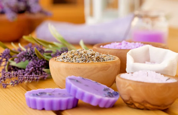 Droge lavendel kruiden en badzout, op houten achtergrond — Stockfoto