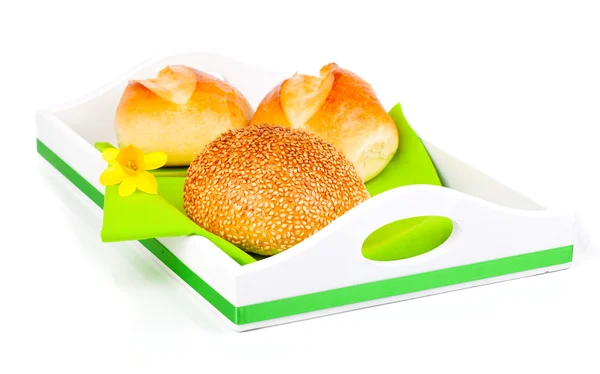 Brötchen in einem Tablett zum Frühstück. isoliert auf weißem Hintergrund. — Stockfoto