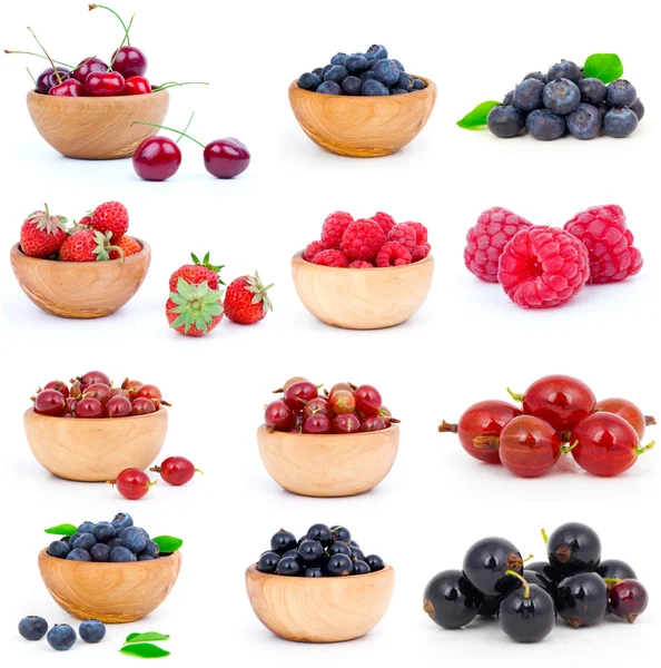 Set aus frischen Erdbeeren, Blaubeeren, Himbeeren, Kirschen, Stachelbeeren und schwarzen Johannisbeeren in einer hölzernen Schüssel vor weißem Hintergrund. — Stockfoto