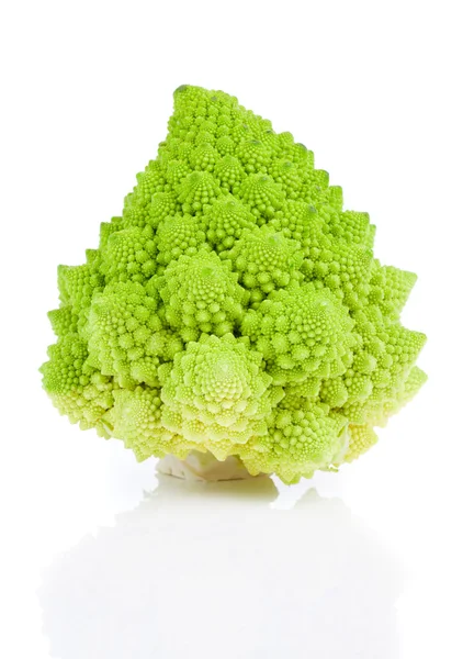 Brócoli raro. Repollo de brócoli romanesco, aislado sobre fondo blanco —  Fotos de Stock