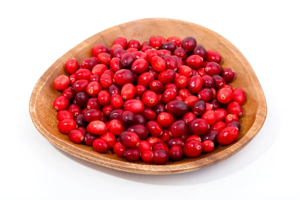 Frische rote Beeren in Holzschale, isoliert auf weißem Hintergrund — Stockfoto