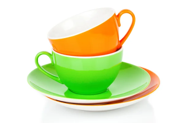 녹색과 주황색 차 컵, 흰색 바탕에 격리 — 스톡 사진