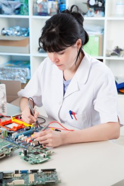 elektronik hassas aygıt hata ayıklama kız