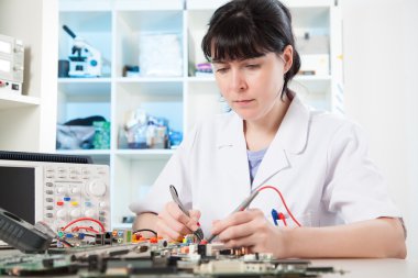 elektronik hassas aygıt hata ayıklama kız