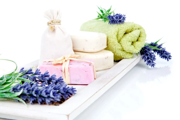 Artículos de tocador para la relajación - toalla, jabón, aislado en el respaldo blanco — Foto de Stock