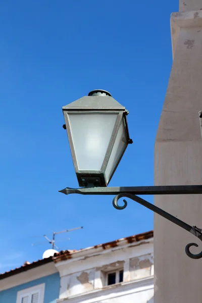 Gamla gatan-lampa på huset bakgrund — Stockfoto