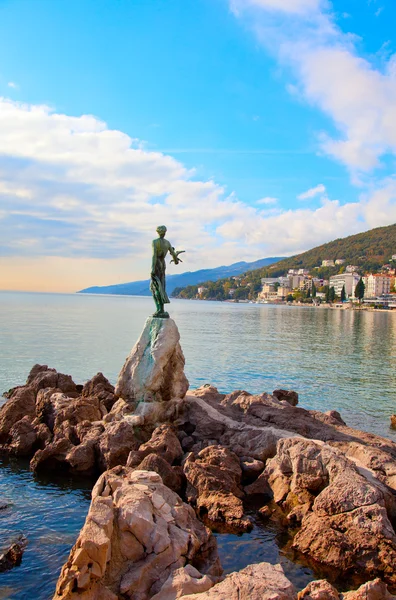 Opatija en Croacia. Escultura de la mujer con el mar . — Foto de Stock