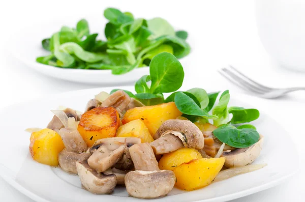 Fırında patates ve salata ile servis champignon mantar — Stok fotoğraf