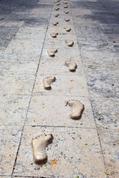 Optical illusion footprints with shadows — Stock Photo, Image