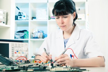 elektronik hassas aygıt hata ayıklama kız