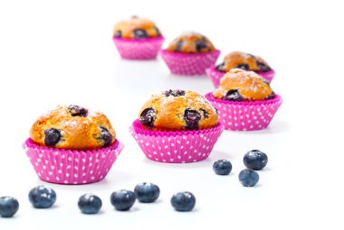berry üzerinde beyaz arka plan ile Blueberry muffins