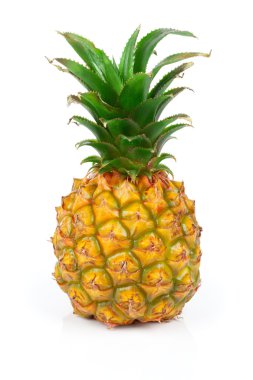 Beyaz arkaplanda izole edilmiş ananas.