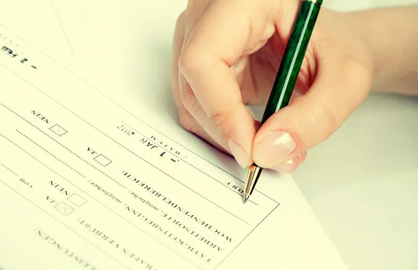 Weibliche Hand unterschreibt Vertrag. — Stockfoto