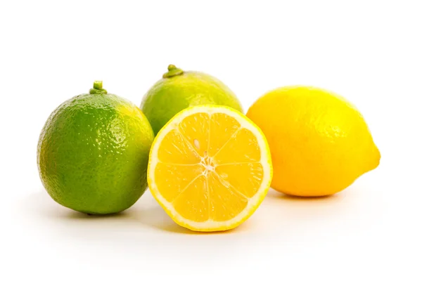 Geel en groen citroen op witte achtergrond. — Stockfoto