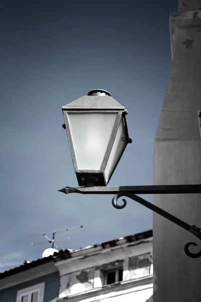 Oude straat-lamp op huis achtergrond — Stockfoto