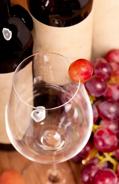 Makroaufnahme einer roten Beere im Glas. auf Weinflasche zurück — Stockfoto