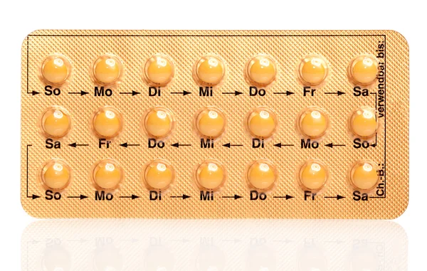 Tabletten (Birth Control Pills) op een witte achtergrond — Stockfoto