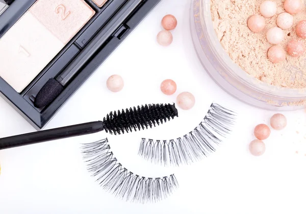 Black false eyelashes with mascara and powder, on white backgrou — Stock Photo, Image