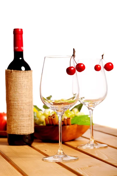 Vino rosso con due bicchieri sul tavolo di legno — Foto Stock