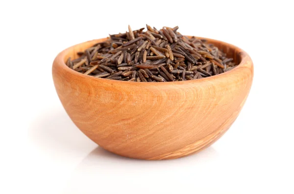 Дикий рис в деревянной чаше . — стоковое фото