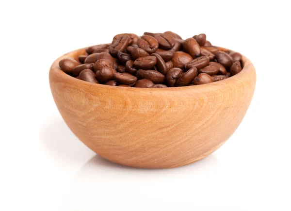 Kaffeebohnen in der Holzschale. — Stockfoto