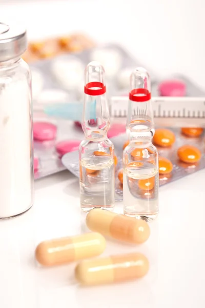 Medicinsk ampuller och piller — Stockfoto
