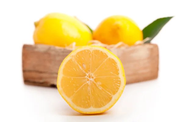 黄色いレモン、白い背景で隔離の断面図. — ストック写真