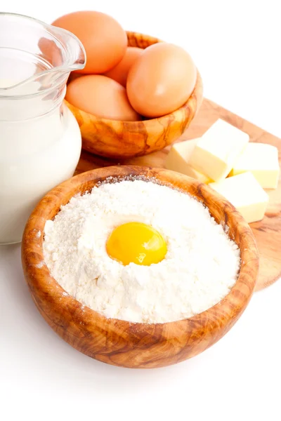 Zutaten zum Backen, isoliert auf weißem Hintergrund — Stockfoto