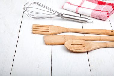 Ahşap mutfak ahşap beyaz zemin üzerine çay havlu ile ayarla.