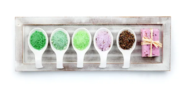 Beyaz arka plan üzerinde izole dinlenmek için aromatik banyo tuzu