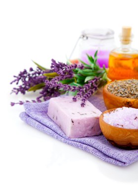 kaplıca tedavisi. Lavanta banyo tuzu, sabun, petrol ve lavanta çiçeği