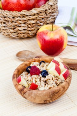 Ahududu ve apple ahşap kase lezzetli yulaf ezmesi